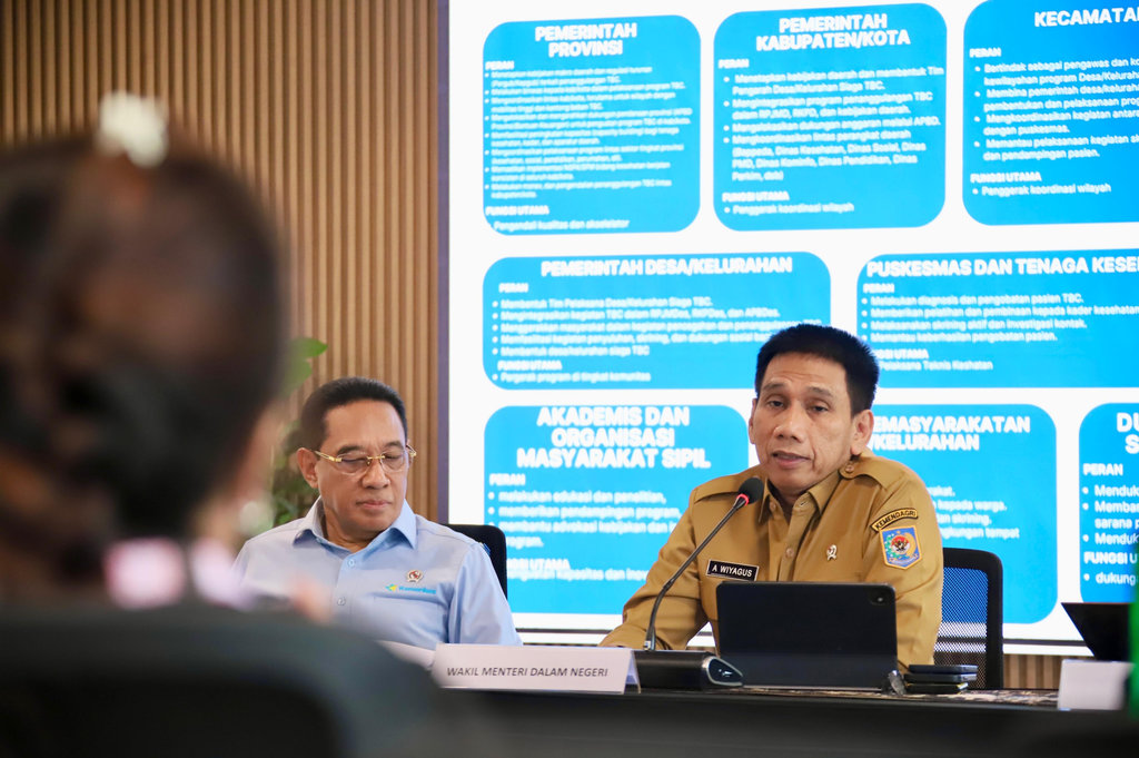 Wakil Menteri Dalam Negeri (Wamendagri) Akhmad Wiyagus menekankan pentingnya komitmen pemerintah daerah (Pemda) dalam mempercepat penuntasan tuberkulosis (TBC) sebagai bagian dari upaya melindungi masyarakat sekaligus mendukung pembangunan nasional. Penegasan tersebut disampaikannya saat konferensi pers Hari Tuberkulosis Sedunia 2026 di Kantor Kementerian Kesehatan (Kemenkes), Jakarta, Senin (6/4/2026). (FOTO/Puspen Kemendagri) Rilis Pers Puspen Kemendagri