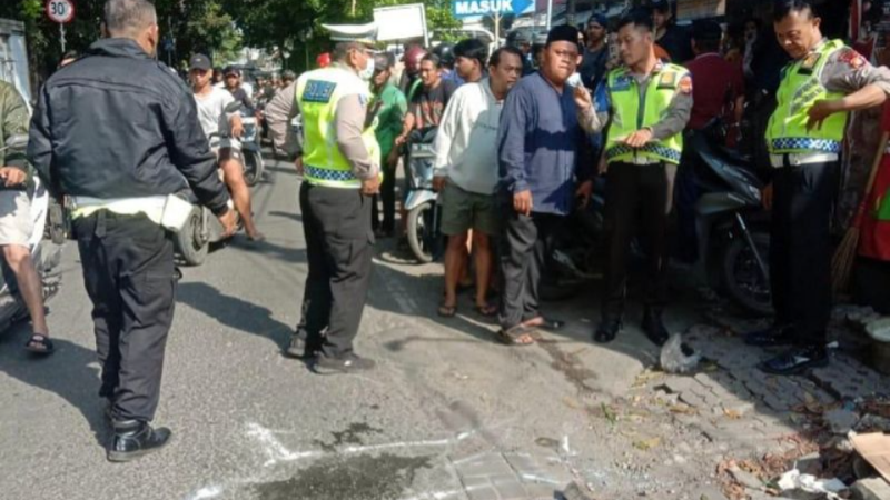 Anggota kepolisian melakukan pengecekan TKP kecelakaan yang menewaskan seorang penumpang sepeda motor di Jalan Utan Jati dekat Pasar Segar wilayah Kalideres, Jakarta Barat, Jumat (3/4/2026). ANTARA/HO-Ditlantas Polda Metro Jaya/aa. Truk TNI tabrak warga di Kalideres
