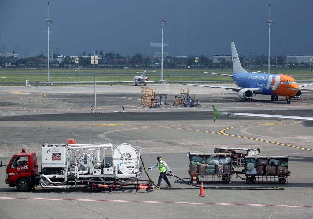 Pekerja menarik selang usai melakukan pengisian bahan bakar avtur ke sebuah pesawat komersil di Terminal 1 C Bandara Soekarno Hatta, Tangerang, Banten, Selasa (7/4/2026). ANTARA FOTO/Muhammad Iqbal/sgd Pemerintah izinkan harga tiket pesawat naik terbatas