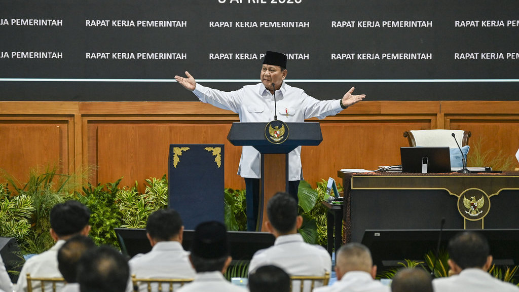 Presiden Prabowo Subianto memberi taklimat saat Rapat Kerja Pemerintah dengan Kabinet Merah Putih berserta seluruh Eselon I K/L dan Dirut BUMN di Kompleks Istana Kepresidenan, Jakarta, Rabu (8/4/2026). Presiden menyampaikan bahwa rapat ini menjadi momentum untuk mengevaluasi kinerja pemerintahan yang telah berjalan lebih dari satu tahun serta guna mengingatkan para pejabat mengenai berbagai ancaman global yang berpotensi memengaruhi Indonesia di antaranya krisis pangan, krisis energi, dan krisis air. ANTARA FOTO/Galih Pradipta/kye Presiden Prabowo beri taklimat saat pimpin rapat kerja