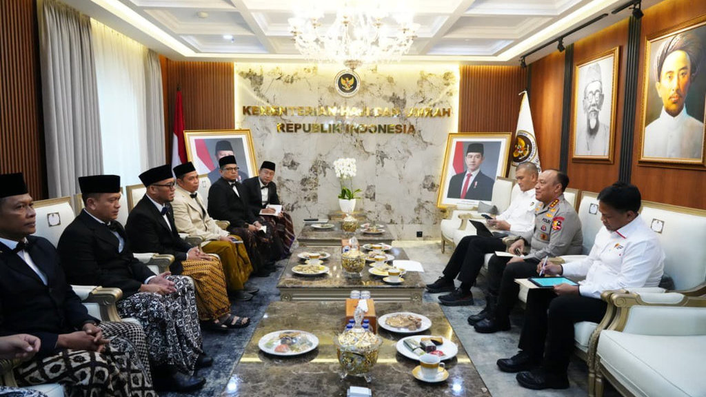 Wamenhaj Dahnil Anzar Simanjuntak bersama Wakapolri Dedi Prasetyo membahas Satgas Pencegahan Haji Ilegal, di Kantor Kemenhaj, Kamis (9/4/2026). Kredit foto: Dok. Kemenhaj Kemenhaj dan Polri Bentuk Satgas Pencegahan Haji Ilegal