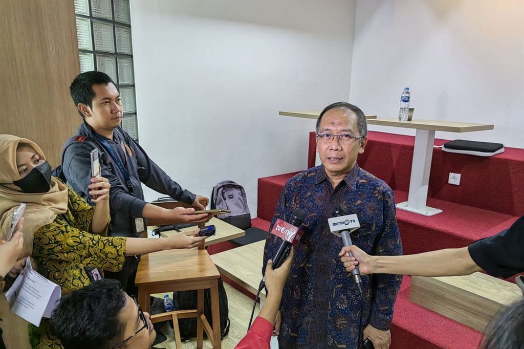 Peneliti Astronomi dan Astrofisika BRIN Thomas Djamaluddin saat diwawancarai para awak media tentang perhitungan awal Ramadan dan Lebaran di Jakarta, Jumat (8/3/2024). ANTARA/Sugiharto Purnama. Thomas Djamaluddin