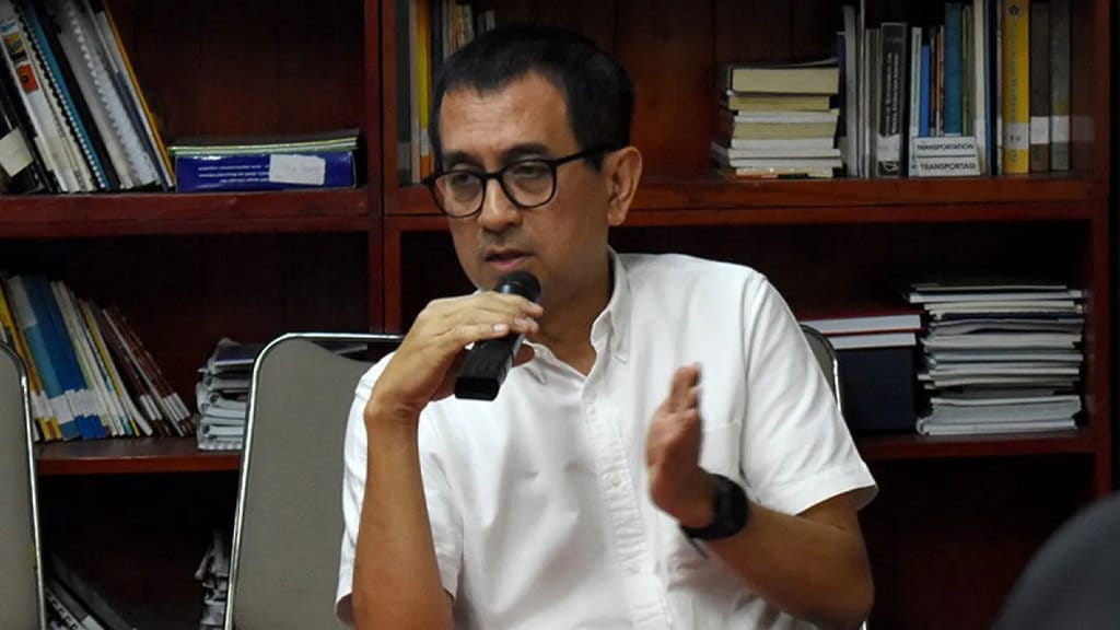 Pengamat kebijakan publik Agus Pambagyo memaparkan perkembangan draf peraturan presiden (Perpres) tentang kendaraan listrik dalam jumpa pers oleh Komite Penghapusan Bensin Bertimbal (KPBB) di Jakarta, Jumat (2/8/2019). ANTARA/Fauzi/aa Agus Pambagyo
