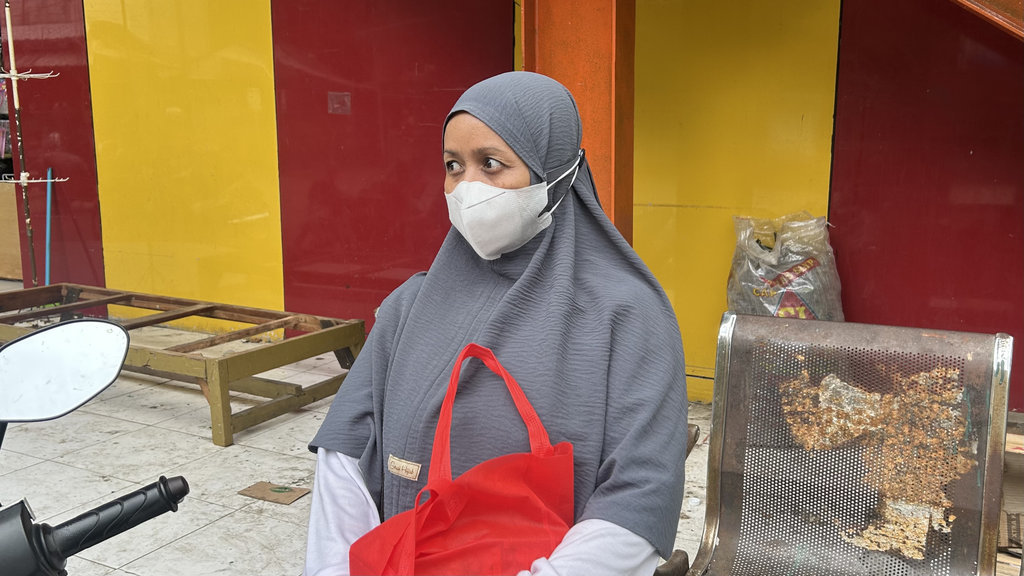 Tini, ibu rumah tangga, saat diwawancarai usai berbelanja bahan pangan di Pasar Embrio, Makasar, Jakarta Timur, Sabtu (11/4/2026). Foto/Hanang Septioyudho Feature Harga Kedelai