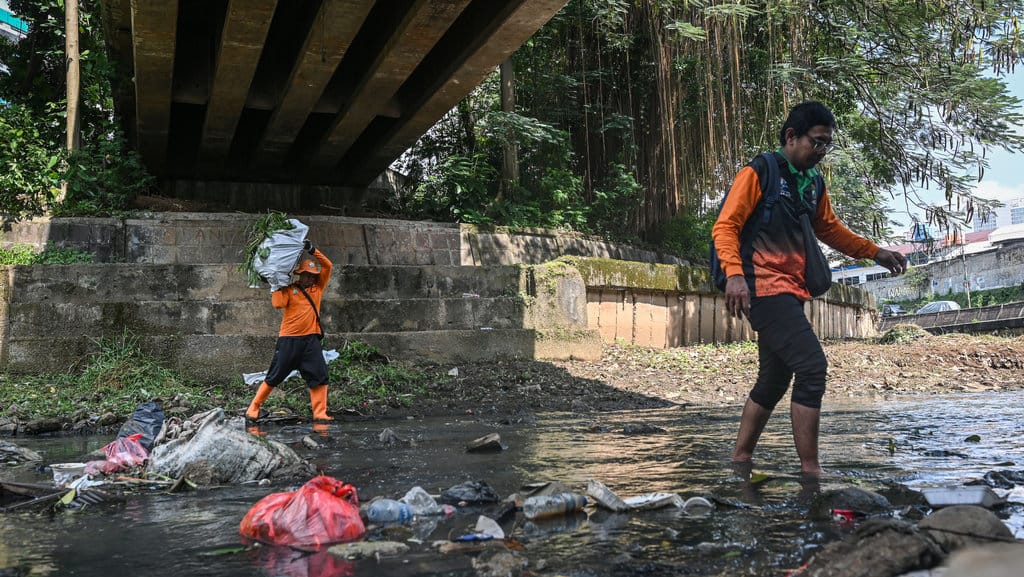 Petugas mengangkut sampah dan tumbuhan liar di Kali Ciliwung Lama, Menteng, Jakarta Pusat, Selasa, (14/4/2026). ANTARA FOTO/Sulthony Hasanuddin/kye Pembersihan Kali Ciliwung Lama