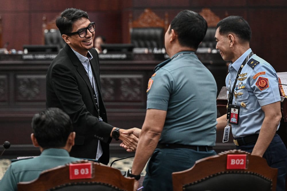 Ahli Hukum Tata Negara Zainal Arifin Mochtar (kiri) selaku saksi ahli berjabat tangan dengan pihak terkait usai sidang lanjutan pengujian materiil Undang-Undang Nomor 31 Tahun 1997 tentang Peradilan Militer di Mahkamah Konstutisi, Jakarta, Selasa (14/4/2026). Sidang tersebut beragendakan mendengarkan keterangan ahli dan saksi pemohon. ANTARA FOTO/Fauzan/wsj. Sidang lanjutan Undang-Undang Peradilan Militer