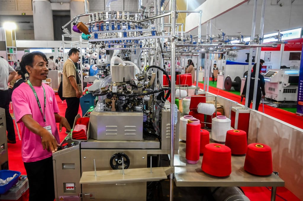 Pekerja memintal benang dalam pameran Indo Intertex Inatex 2026 di JIExpo Kemayoran, Jakarta, Rabu (15/4/2026). ANTARA FOTO/Rivan Awal Lingga/nz Industri tekstil memasuki fase kebangkitan