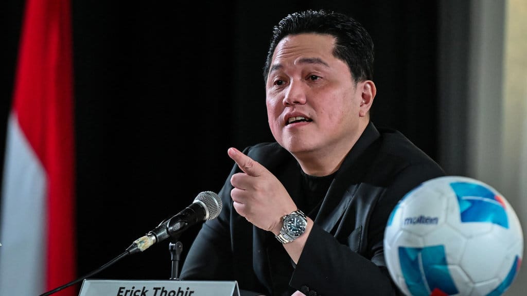 Menteri Pemuda dan Olahraga Erick Thohir menyampaikan keterangan saat Konferensi Pers Kerja sama PSSI dan FFF di Institut Francais Indonesia, Jakarta, Rabu (15/4/2026). Persatuan Sepak Bola Seluruh Indonesia (PSSI) bekerja sama dengan Federasi Sepak Bola Prancis (FFF) untuk program pemberdayaan dan pelatihan generasi penerus sepak bola wanita di Indonesia, mulai dari pengembangan tingkat akar rumput hingga ke tingkat pusat pelatihan sepak bola elit nasional Prancis atau Clairefontaine. ANTARA FOTO/Sulthony Hasanuddin/nz Kerja sama pelatihan sepak bola wanita dengan FFF