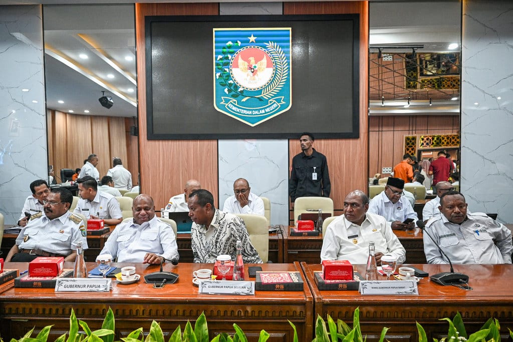 Gubernur Papua Selatan Apolo Safanpo (tengah), Gubernur Papua Mathius D. Fakhiri (kedua kiri), Gubernur Papua Pegunungan John Tabo (kiri), Wagub Papua Barat Mohamad Lakotani (kedua kanan) dan Wagub Papua Barat Daya Ahmad Nausrau (kanan) bersiap mengikuti rapat di Kantor Kemendagri, Jakarta, Rabu (15/4/2026). Rapat tersebut membahas persiapan pembangunan dan rehabilitasi rumah layak huni pemukiman di wilayah Papua serta peluncuran Bantuan Stimulan Perumahan Swadaya (BSPS) atau bedah rumah di wilayah Papua dan program khusus 2.200 rumah di Papua Pegunungan. ANTARA FOTO/Fauzan/wsj. Rapat persiapan pembangunan rumah layak huni di Papua