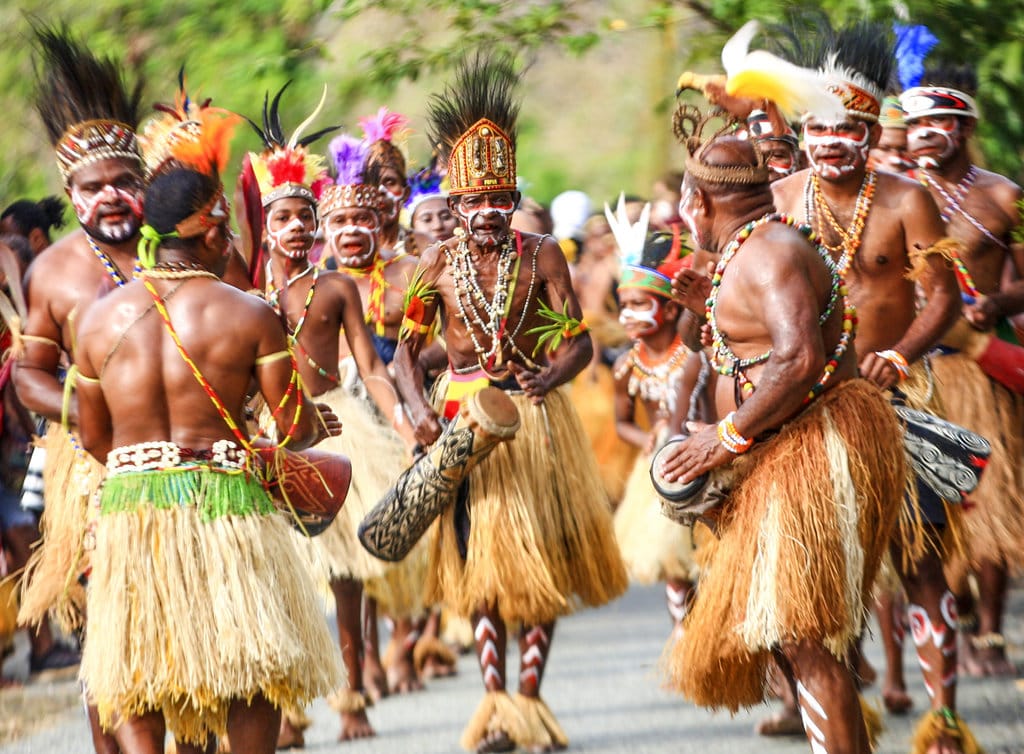 Sejumlah penari membawakan Tari Isosolo atau tari penyambutan saat kunjungan wisatawan mancanegara di Kampung Yobeh, Sentani, Jayapura, Papua, Rabu (15/4/2026). Kementerian Pariwisata mencatat kinerja sektor pariwisata menunjukkan tren positif dengan jumlah kunjungan wisatawan mancanegara pada Februari 2026 mencapai 1,16 juta kunjungan atau meningkat sekitar 13,37 persen dibandingkan periode yang sama tahun sebelumnya sebesar 1,02 juta kunjungan. ANTARA FOTO/Gusti Tanati/sgd/wsj. Tren positif sektor pariwisata di Indonesia