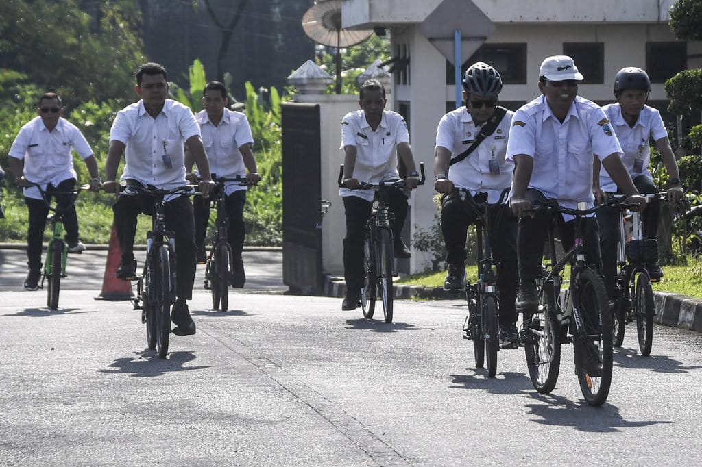 Sejumlah Aparatur Sipil Negara (ASN) menggunakan sepeda saat tiba di Kantor Bale Kota Pemerintah Kota Tasikmalaya, Jawa Barat, Rabu (15/4/2026). ANTARA FOTO/Adeng Bustomi/YU Uji coba CFD dan WFH bagi ASN di Pemkot Tasikmalaya
