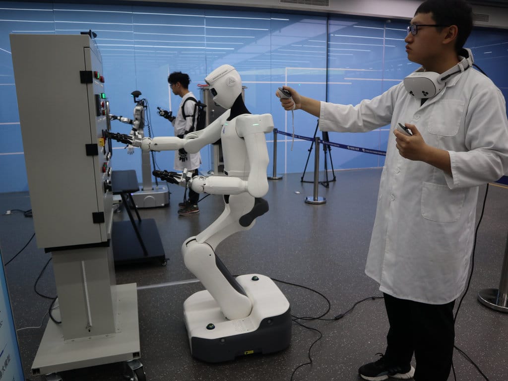 Insinyur menguji coba robot untuk keperluan industri di Guangdong Power Grid Robotics Laboratory, Guangzhou, Guangdong, China, Kamis (16/4/2026). Guangdong Power Grid Robotics Laboratory yang merupakan anak perusahaan listrik negara China Southern Power Grid tersebut fokus untuk mengembangkan robot yang dapat menggantikan manusia dalam penanganan pekerjaan berbahaya seperti saat berada di ketinggian, penanggulangan bencana alam hingga pengoperasian jaringan listik. ANTARA FOTO/Desca Lidya Natalia/nym. Pengembangan robot di Guangzhou