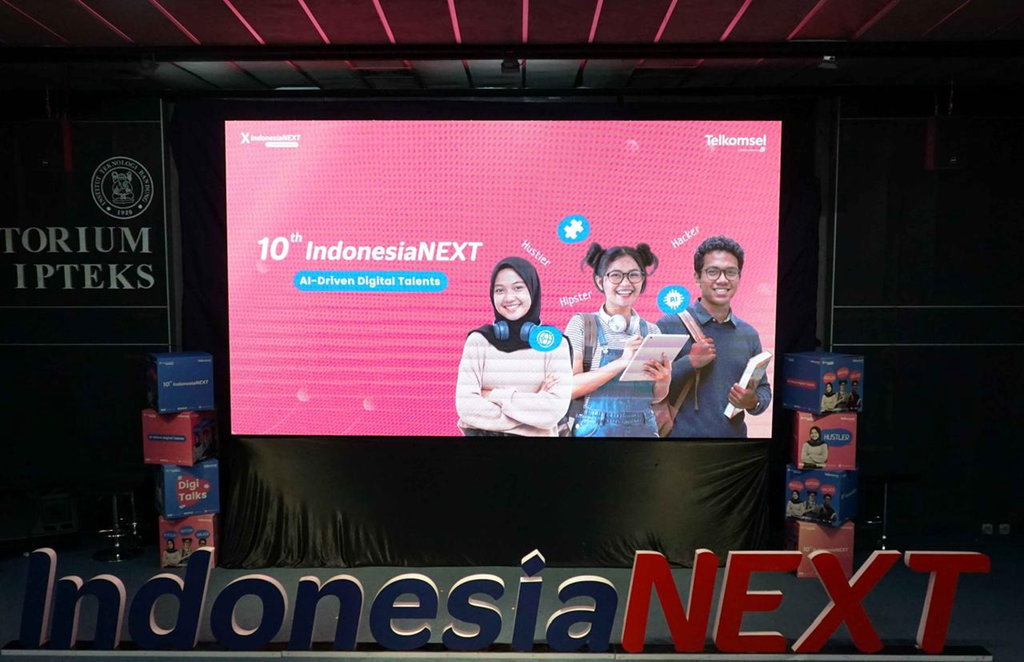 IndonesiaNEXT mengusung pendekatan role-based learning dengan membina peserta sebagai Hustler, Hipster, dan Hacker melalui rangkaian Tech-Based Certification, Ideation Bootcamp, hingga Digitalent Academy. (FOTO/dok. Telkomsel) Body Artikel Telkomsel 4