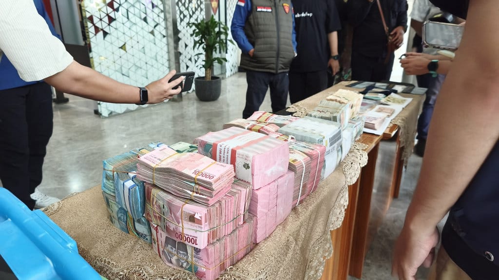 Kejaksaan Agung (Kejagung) menyita barang bukti berupa uang tunai sekitar Rp11-12 miliar, emas batangan, sertifikat tanah, sampai sertifikat kebun sawit dalam pengembangan kasus suap mantan pejabat Mahkamah Agung (MA), Zarof Ricar. tirto.id/Naufal Majid Kejagung Sita Barang Bukti di Kasus Zarof Ricar