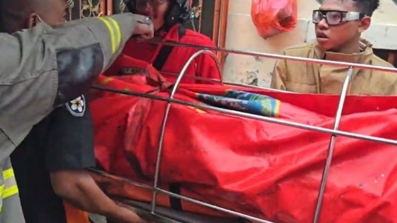 Petugas mengevakuasi jenazah korban kebakaran rumah di Jalan Rambutan Timur VI, Tanjung Duren, Grogol Petamburan, Jakarta Barat, Jumat (17/4/2026). ANTARA/Risky Syukur Evakuasi jenazah korban kebakaran