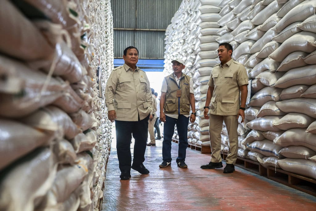 Presiden Prabowo Subianto (kiri) didampingi Wakil Menteri Pertanian Sudaryono (kanan) dan Kepala Gudang Bulog Danurejo Adi Nugrahanto (tengah) melakukan inspeksi mendadak (sidak) ke Kompleks Gudang Bulog Danurejo di Kabupaten Magelang, Jawa Tengah, Sabtu (18/4/2026). Presiden Prabowo melakukan sidak ke Gudang Bulog Danurejo dengan total kapasitas mencapai 7.000 ton tersebut untuk mengecek kondisi cadangan pangan nasional dan memastikan stok beras aman serta siap disalurkan kepada masyarakat. ANTARA FOTO/HO/BAKOM RI/gp/bar Presiden sidak Gudang Bulog Danurejo