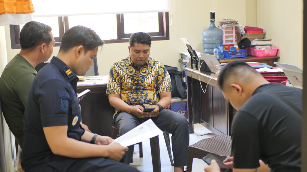 Imigrasi Denpasar mengamankan WN Inggris di tempat tinggalnya di Denpasar, Minggu (19/04/2026). FOTO/Humas Imigrasi Denpasar Imigrasi Denpasar Amankan