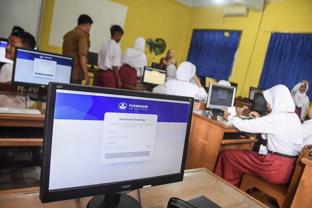 Sejumlah siswa SD Negeri 7 Ciamis bersiap mengikuti Tes Kemampuan Akademik (TKA) berbasis komputer di SMP Negeri 2 Ciamis, Jawa Barat, Senin (20/4/2026). ANTARA FOTO/Adeng Bustomi/kye Tes kemampuan akademik berbasis komputer di Ciamis
