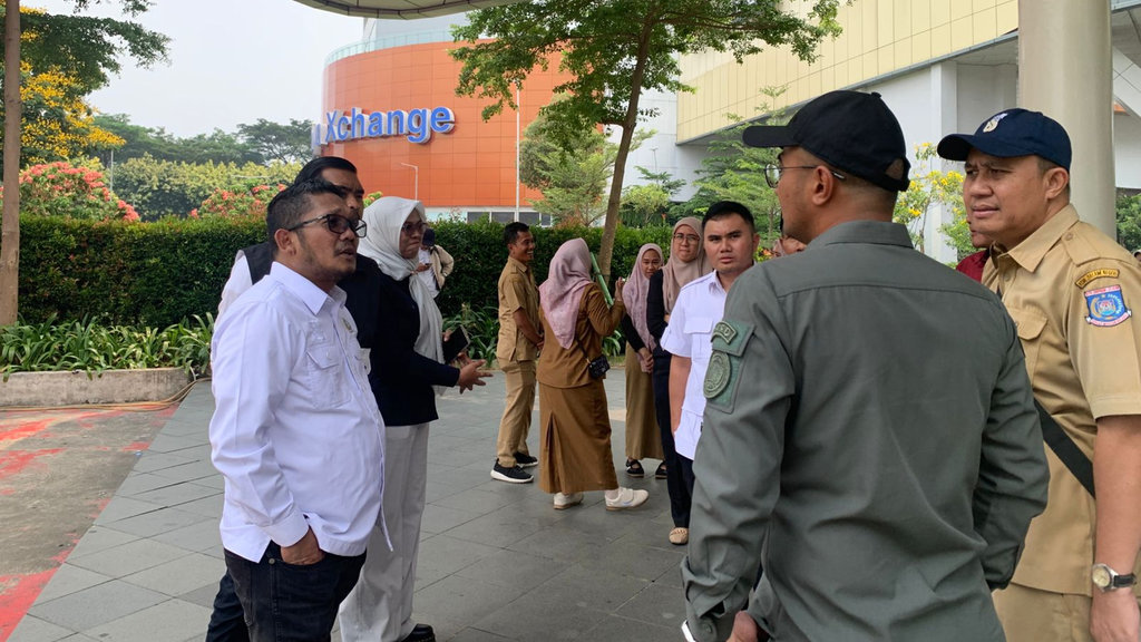Anggota DPRD Tangsel dan Beberapa Pegawai dari OPD Teknis saat meninjau Salah Satu Mall di Kawasan Bintaro Jaya Terkait Perubahan Aliran Sungai/ Foto : Tangsel update DPRD Tangsel Temukan Dugaan Perubahan Aliran Sungai