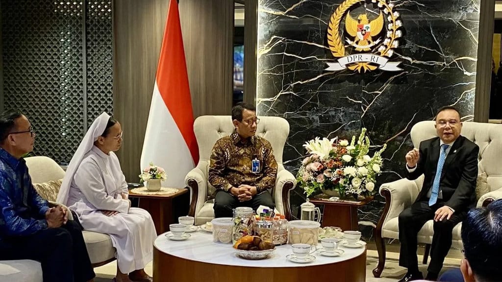 Pertemuan Wakil Ketua DPR RI Sufmi Dasco Ahmad (kanan) bersama Direktur Utama PT Bank Negara Indonesia (Persero) Tbk Putrama Wahju Setyawan (kedua kanan) dan Bendahara Credit Union Paroki Aek Nabara Suster Natalia Situmorang (kedua kiri) di kompleks parlemen, Senayan, Jakarta, Selasa (21/4/2026). ANTARA/Fath Putra Mulya. Kasus Penggelapan Dana Nasabah di Aek Nabara