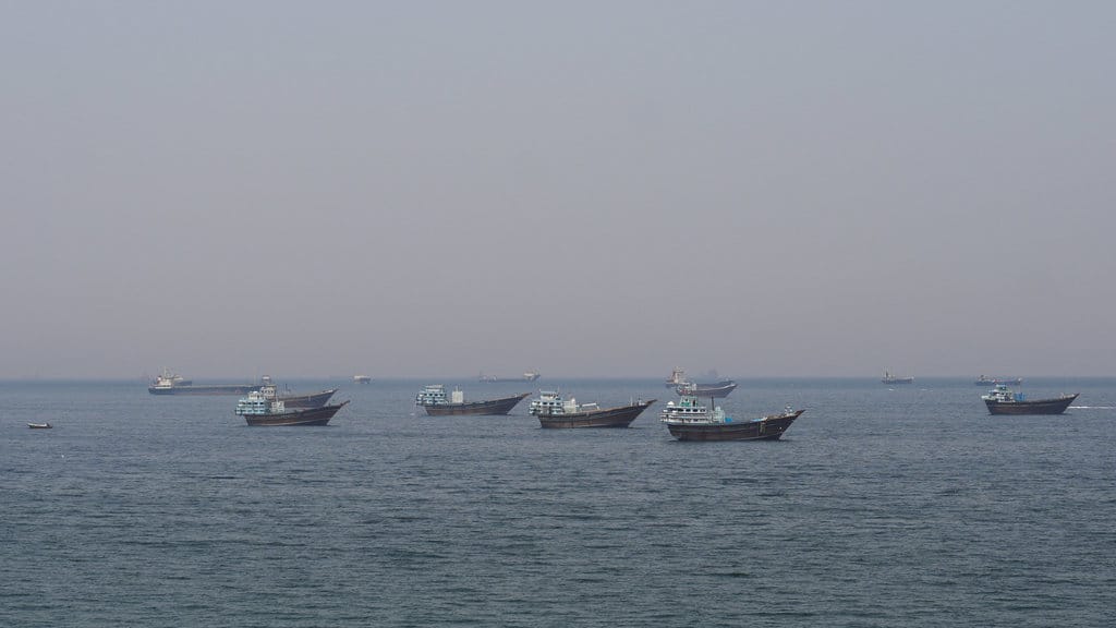 Kapal dan perahu di Selat Hormuz di lepas pantai Musandam, Oman, 20 April 2026.. REUTERS Kapal dan Perahu di Selat Hormuz
