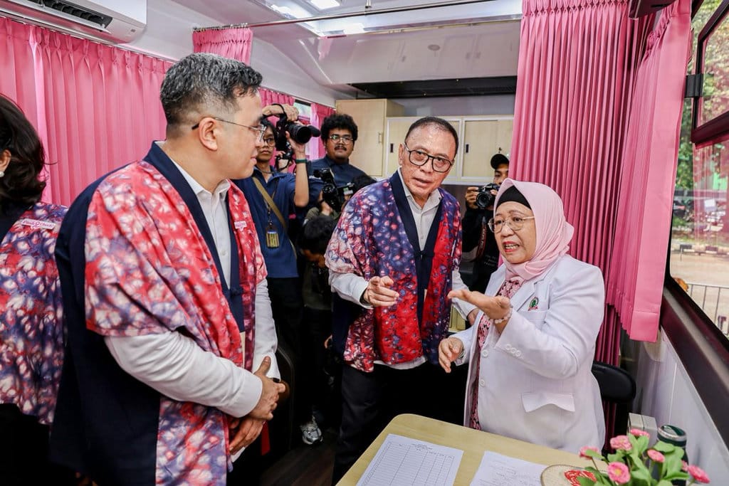 Komisaris Utama PT Pertamina (Persero), Mochamad Iriawan bersama Wakil Direktur Utama PT Pertamina (Persero), Oki Muraza melihat kabin mobil mamografi saat acara “Gerakan Pink Check & Pasar Murah Sembako Kartini” yang diselenggarakan di Area Kantor Pusat Pertamina, Jakarta, Selasa, (21/04/2026).. FOTO/dok. Pertamina body artikel Pertamina 38