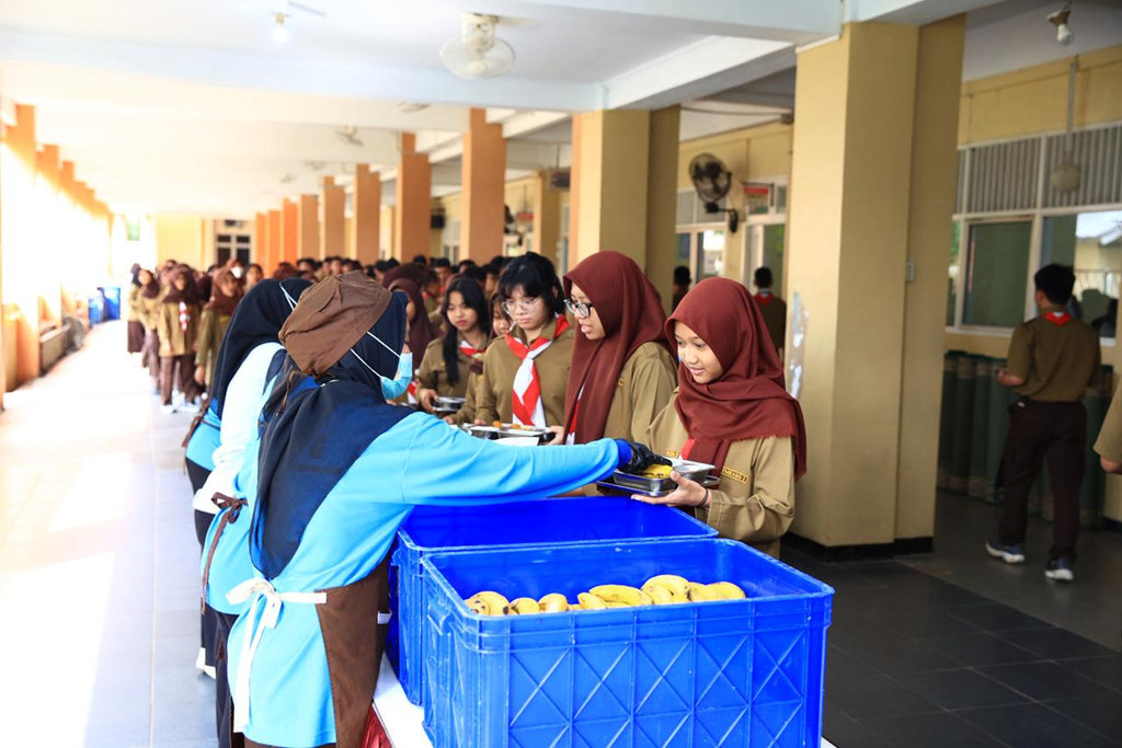 SPPG Polri Pejaten mulai menerapkan pembagian MBG dengan sistem prasmanan di SMA Kemala Bhayangkari 1, Pasar Minggu, Jakarta Selatan pada Rabu (22/04/2026). Foto/Dok. SPPG Polri Pejaten. SPPG Polri Pejaten