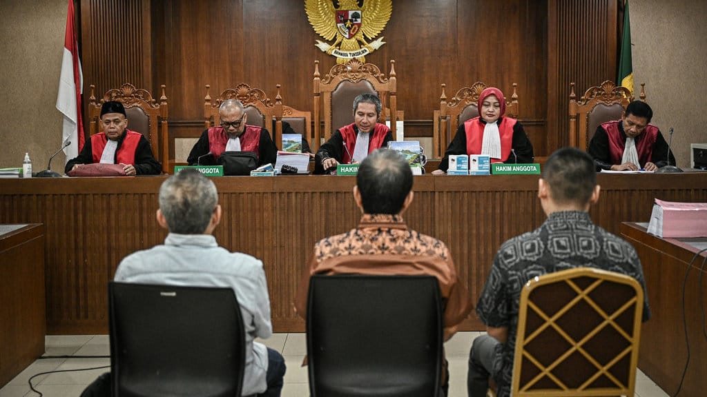 Hakim Ketua Adek Nurhadi (tengah) memimpin sidang tuntutan kasus dugaan korupsi tata kelola minyak mentah dan produk kilang pada PT Pertamina Subholding dan Kontraktor Kontrak Kerja Sama (KKKS) tahun 2018-2023 di Pengadilan Tipikor, Jakarta, Kamis (23/4/2026). Jaksa Penuntut Umum menuntut Direktur Utama PT Pertamina Patra Niaga periode 2021-2023 Alfian Nasution dengan 14 tahun penjara, Direktur Pemasaran dan Niaga Pertamina periode 2012-2014 Hanung Budya dengan delapan tahun penjara, dan Business Development Manager Trafigura Pte, Ltd periode 2019-2021 Martin Haendra Nata dengan 13 tahun penjara serta masing masing didenda dengan Rp1 miliar subsider 190 hari kurungan. ANTARA FOTO/Fauzan/tom. Sidang tuntutan kasus dugaan korupsi minyak mentah