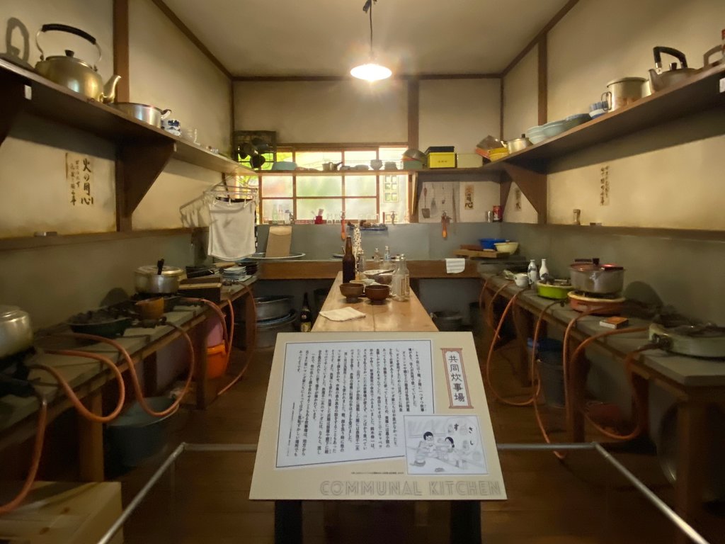 Replika dapur bersama indekos Tokiwaso yang diupayakan sedemikian rupa untuk menghadirkan atmosfer era 1950-an. tirto.id/Fadrik Aziz Tokiwaso Manga Museum.