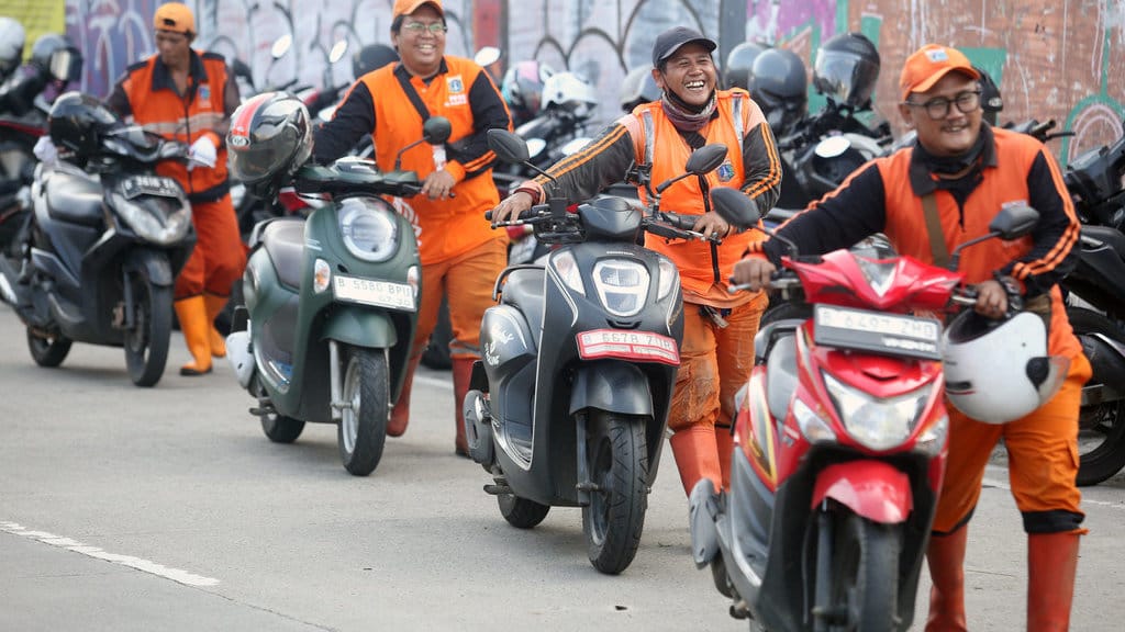 Petugas Penanganan Prasarana dan Sarana Umum (PPSU) membantu petugas Dishub memindahkan ratusan motor yang parkir liar di area Depo MRT Lebak Bulus, Jakarta, Jumat (24/4/2026). Pemprov DKI Jakarta melalui Dishub mulai menertibkan parkir liar di kawasan tersebut sebagai bagian dari penegakkan aturan dan masyarakat juga diimbau untuk memanfaatkan area parkir resmi yang telah disediakan. ANTARA FOTO/Muhammad Iqbal/sgd Penertiban parkir liar kawasan MRT Lebak Bulus