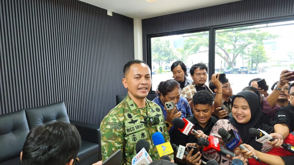 Kepala Biro (Karo) Informasi Pertahanan (Infohan) Kementerian Pertahanan (Kemhan), Brigjen TNI Rico Sirait usai pertemuan antara Menteri Pertahanan (Menhan), Panglima TNI, dan para purnawirawan TNI di kantor Kementerian Pertahanan (Kemhan), Jakarta Pusat, pada Jumat (24/4/2026). Brigjen TNI Rico Sirait