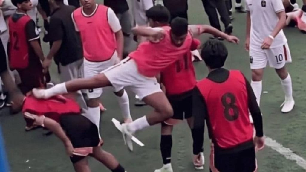 Aksi brutal “tendangan kungfu” Fadly Alberto di ajang Elite Pro Academy U-20 . FOTO/: Instagram @smgfootball tendangan kungfu Fadly Alberto