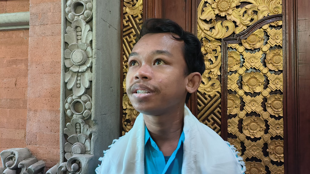 Dhani Aditya Saputra (17), salah satu jemaah haji termuda asal Provinsi Bali, di Kantor Gubernur Bali, Sabtu (25/04/2026). Tirto.id/Sandra Gisela Dhani Aditya Saputra jemaah haji termuda