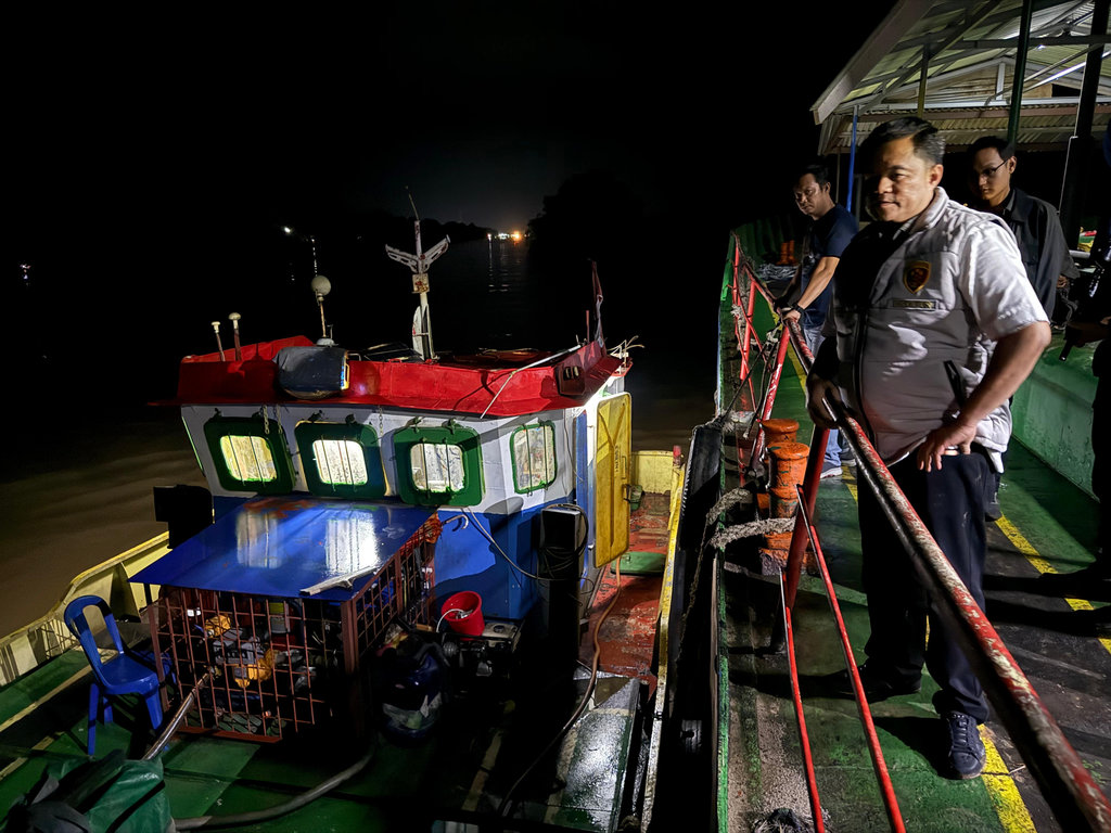 2 kapal bermuatan 82 ribu KL solar ilegal diamankan polisi, Jumat (24/4/2026) malam. FOTO/Humas Polda Sumsel kapal KL solar ilegal diamankan polisi