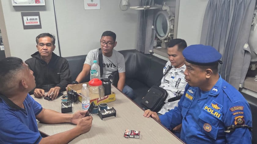 Tongkang Hanyut Tabrak Pemukiman di Sungai Musi