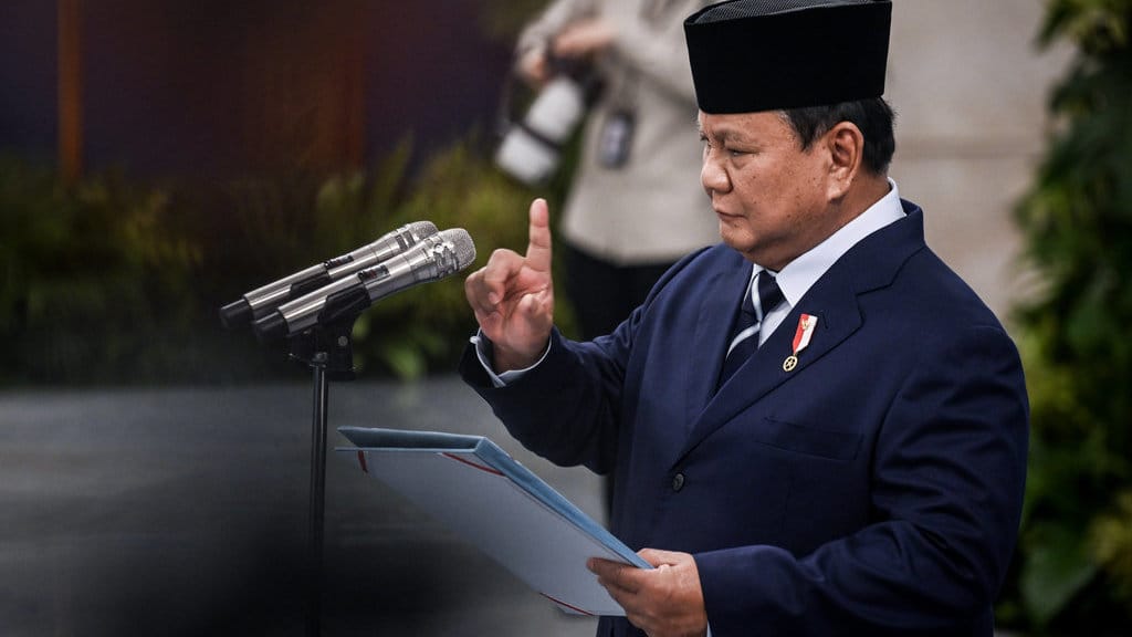 Presiden Prabowo Subianto bersiap membacakan sumpah jabatan saat pelantikan pejabat baru dalam Kabinet Merah Putih di Istana Negara, Jakarta, Senin (27/4/2026). ANTARA FOTO/Bayu Pratama S/tom. Pelantikan pejabat baru Kabinet Merah Putih