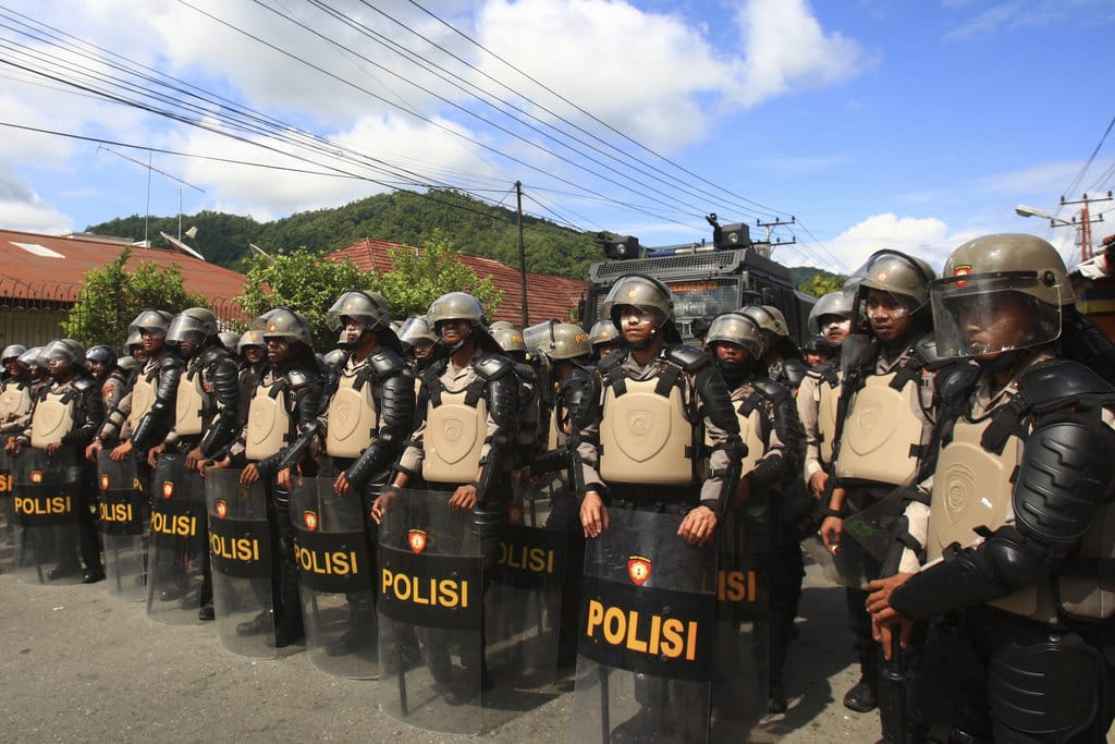 Polisi bersiaga saat berlangsung unjuk rasa menolak kekerasan di Papua, di Kota Jayapura, Papua, Senin (27/4/2026). ANTARA FOTO/Gusti Tanati/sgd/tom. Unjuk rasa di Jayapura