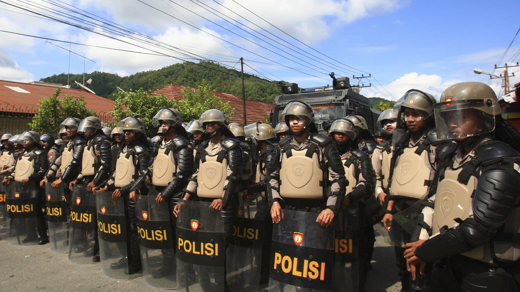 Polisi bersiaga saat berlangsung unjuk rasa menolak kekerasan di Papua, di Kota Jayapura, Papua, Senin (27/4/2026). ANTARA FOTO/Gusti Tanati/sgd/tom. Unjuk rasa di Jayapura