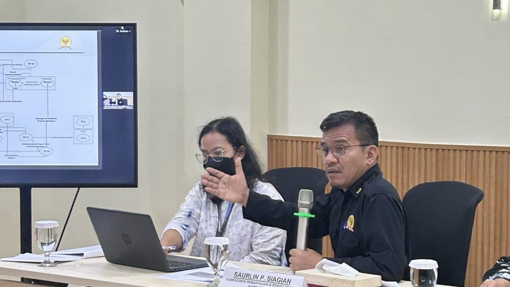 Komisioner Pemantauan & Penyelidikan Komnas HAM, Saurlin P. Siagian, menunjukkan analisis rekaman CCTV dan data cell dump terkait kasus penyiraman air keras Andrie Yunus di Kantor Komnas HAM, Jakarta, Senin (27/4/2026). FOTO/Hanang Septioyudho. Komnas HAM Ungkap Jejak Operasi 14 Anggota BAIS