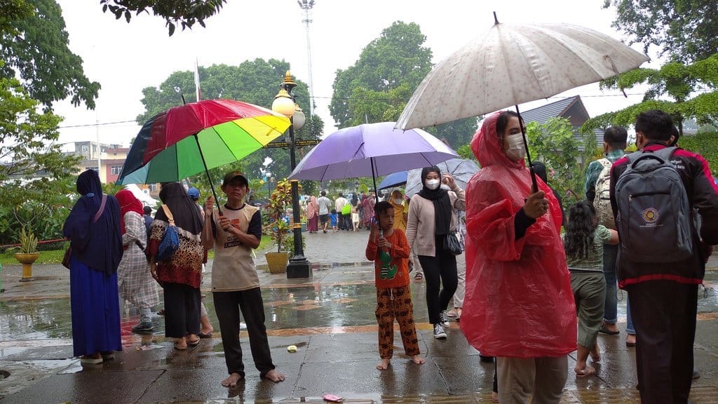 Hujan di depan Stasiun Bogor. Foto/ Ali Zaenal Hujan di depan Stasiun Bogor