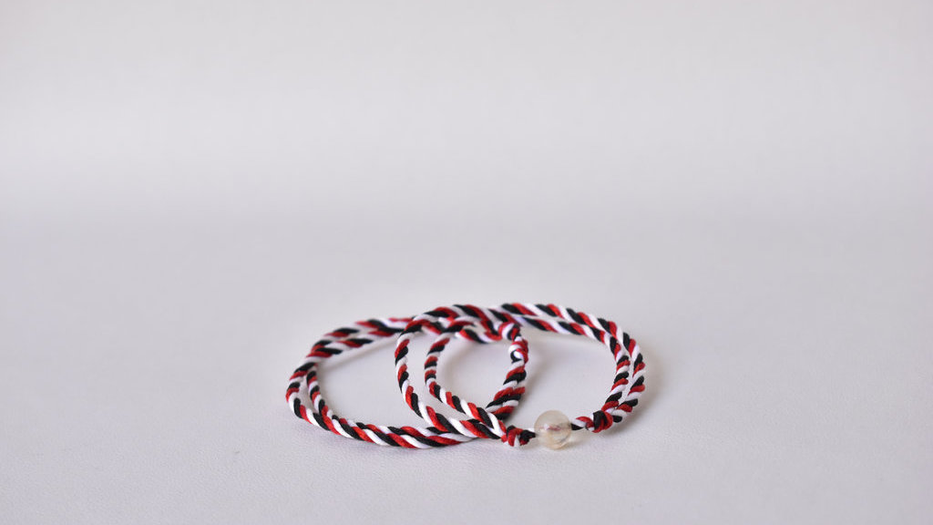 Ilustrasi Gelang Bali Tridatu. foto/istockphoto Ilustrasi Gelang Bali