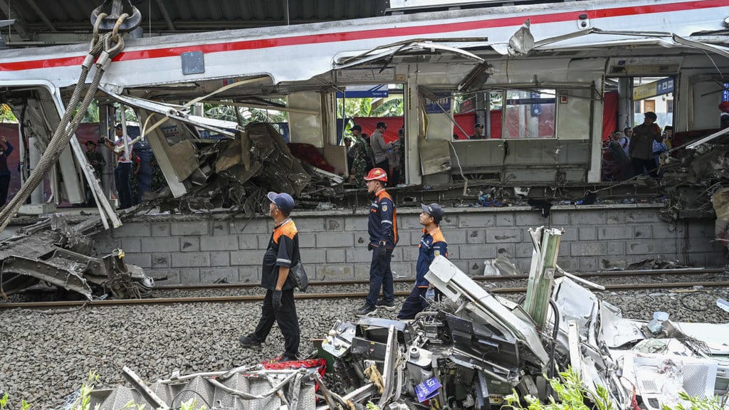 Petugas mengevakuasi gerbong KRL Commuterline usai bertabrakan dengan KA Argo Bromo Anggrek relasi Gambir-Surabaya Pasar Turi di Stasiun Bekasi Timur, Bekasi, Jawa Barat, Selasa (28/4/2026). Menurut data PT KAI sebanyak 14 orang meninggal dunia dan 84 orang mengalami luka dan para korban dirawat di sejumlah rumah sakit yaitu RSUD Bekasi, RS Bella Bekasi, RS Bhakti Kartini, RS Hermina Bekasi, RS Hermina Bekasi, RS Mitra Keluarga Bekasi Timur, RS Mitra Plumbon, RS Primaya, RS Siloam Bekasi Timur, RSUD Kabupaten Bekasi, dan RS Mitra Barat dan RS Polri Kramat Jati. ANTARA FOTO/Galih Pradipta/nz Evakuasi gerbong kereta api