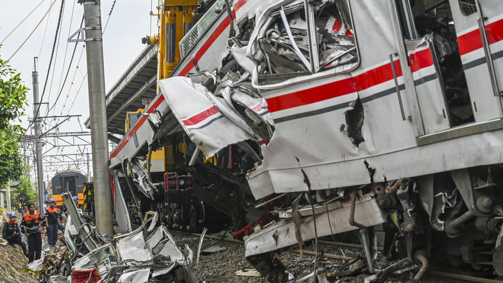 Petugas mengevakuasi gerbong KRL Commuterline usai bertabrakan dengan KA Argo Bromo Anggrek relasi Gambir-Surabaya Pasar Turi di Stasiun Bekasi Timur, Bekasi, Jawa Barat, Selasa (28/4/2026). Menurut data PT KAI sebanyak 14 orang meninggal dunia dan 84 orang mengalami luka dan para korban dirawat di sejumlah rumah sakit yaitu RSUD Bekasi, RS Bella Bekasi, RS Bhakti Kartini, RS Hermina Bekasi, RS Hermina Bekasi, RS Mitra Keluarga Bekasi Timur, RS Mitra Plumbon, RS Primaya, RS Siloam Bekasi Timur, RSUD Kabupaten Bekasi, dan RS Mitra Barat dan RS Polri Kramat Jati. ANTARA FOTO/Galih Pradipta/nz Evakuasi gerbong kereta api