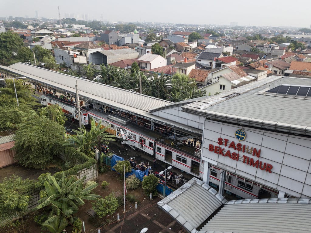 Foto udara kondisi gerbong KRL Commuterline dan KA Argo Bromo Anggrek relasi Gambir-Surabaya Pasar Turi pascakecelakaan di Stasiun Bekasi Timur, Bekasi, Jawa Barat, Selasa (28/4/2026). Menurut data KAI hingga pukul 07.00 WIB sebanyak 7 orang meninggal dan 81 orang luka akibat akibat kecelakaan kereta api (KA) Argo Bromo Anggrek dengan KRL Commuterline. ANTARA FOTO/Fakhri Hermansyah/nz Pascakecelakaan kereta api di Stasiun Bekasi Timur