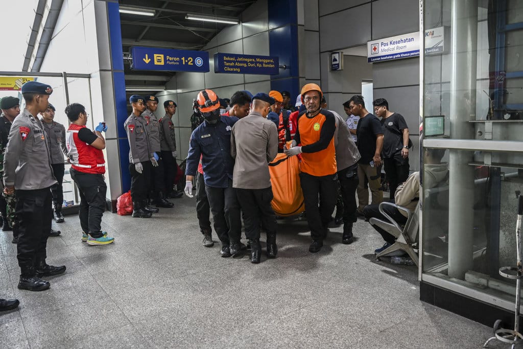Petugas mengevakuasi korban kecelakaan KRL Commuterline dan KA Argo Bromo Anggrek relasi Gambir-Surabaya Pasar Turi pascakecelakaan di Stasiun Bekasi Timur, Bekasi, Jawa Barat, Selasa (28/4/2026). Menurut data KAI hingga pukul 08.45 WIB sebanyak 14 orang meninggal dunia dan 84 korban luka, akibat kecelakaan kereta api (KA) Argo Bromo Anggrek dengan KRL Commuterline. ANTARA FOTO/Galih Pradipta/nz Pascakecelakaan kereta api di Stasiun Bekasi Timur