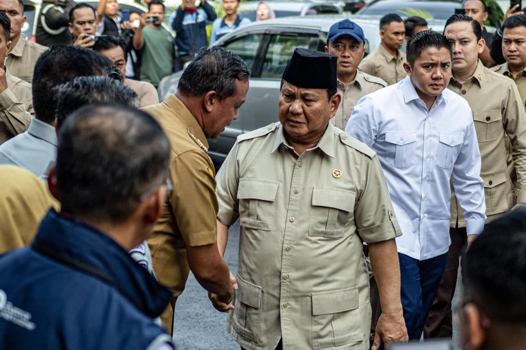 Presiden Prabowo Subianto (kedua kiri) didampingi Sekretaris Kabinet Teddy Indra Wijaya (kedua kanan) dan Mensesneg Prasetyo Hadi (tengah) menyapa Wali Kota Bekasi Tri Adhianto Tjahyono (kiri) saat tiba di RSUD Bekasi, Jawa Barat, Selasa (28/4/2026). Presiden Prabowo menjenguk korban kecelakaan KA Argo Bromo dan KRL Commuterline yang hingga Selasa pagi jumlahnya tercatat sebanyak 84 korban luka-luka dan 14 orang meninggal dunia. ANTARA FOTO/ Rakha Raditya Yahya/app/nz Presiden jenguk korban kecelakaan KA di RSUD Bekasi
