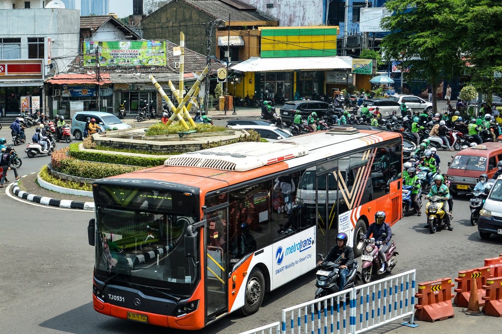 Bus pelayanan khusus Transjakarta berhenti untuk mengangkut penumpang di Stasiun Bekasi, Jawa Barat, Selasa (28/4/2026). PT Transportasi Jakarta (Transjakarta) mengoperasikan empat unit shuttle bus khusus dengan rute Stasiun Bekasi Timur menuju Stasiun Bekasi untuk membantu mobilisasi penumpang Commuter Line selama proses evakuasi di jalur kereta api berlangsung. ANTARA FOTO/Ahmad Naufal Oktavian/hma/kye Shuttle bus Transjakarta mobilisasi penumpang Commuter Line