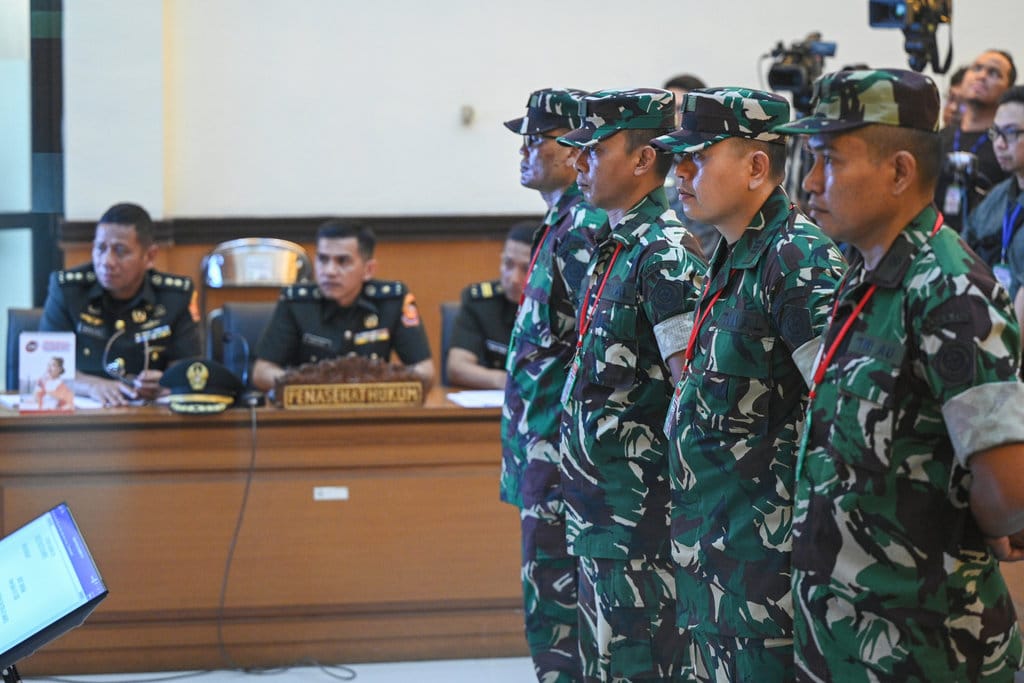 Terdakwa kasus penyiraman air keras kepada aktivis KontraS Andrie Yunus, Lettu Sami Lakka (kanan), Kapten Nandala Dwi Prasetya (kedua kanan), Lettu Budhi Hariyanto Cahyono (ketiga kanan) dan Serda Edi Sudarko (keempat kanan) menjalani sidang pembacaan dakwaan di Pengadilan Militer II-08, Jakarta, Rabu (29/4/2026). Sidang tersebut beragendakan pembacaan dakwaan oleh Oditur Militer terkait kasus penyiraman air keras kepada aktivis KontraS, Andrie Yunus pada 12 Maret 2026. ANTARA FOTO/Fauzan/tom. Sidang perdana kasus penyiraman air keras kepada Andrie Yunus