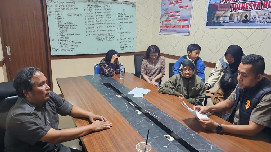 Tersangka eks finalis Putri Indonesia Jeni Rahmadial Fitri setelah ditangkap penyidik Polda Riau atas operasional klinik kecantikan ilegal. Dokumentasi Polda Riau. Jeni Rahmadial Fitri ditangkap penyidik Polda Riau