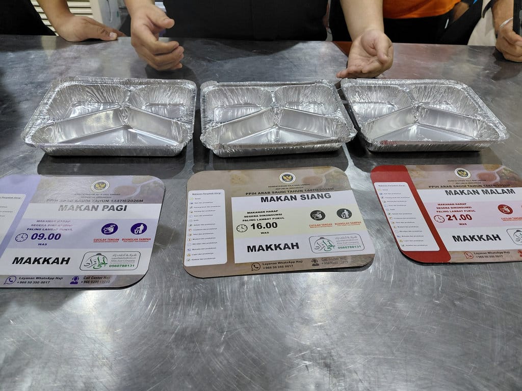 Tampilan boks konsumsi untuk jemaah haji Indonesia, dilengkapi dengan jam terakhir makanan harus dikonsumsi. Kredit foto: Abdul Aziz/MCH 2026 Konsumsi Makanan Jamaah Haji Indonesia